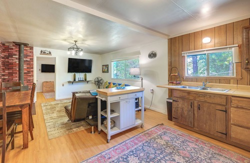 Pinehurst Cabin | Rustic Cabin w/Patio: 8 Mi to Kings Canyon Park