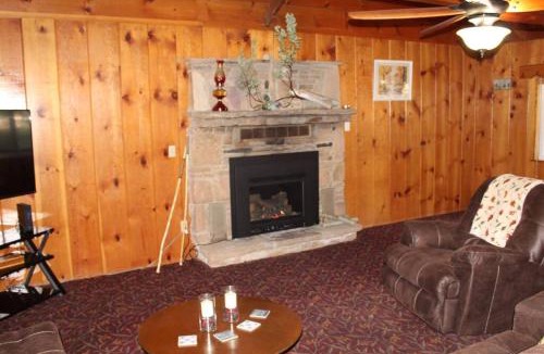 Oakhurst House | Rustic Chapparal Cabin at Bass Lake Heights