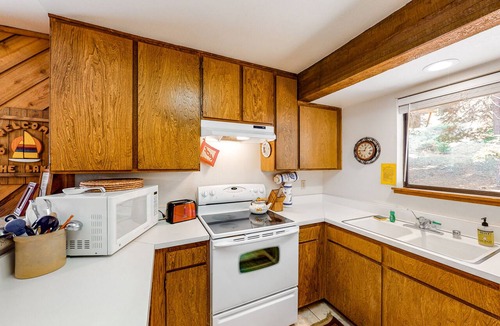Lakeshore Condo | Rustic Condo with Shared Pool & Hot Tub - Walking Distance to Huntington Lake