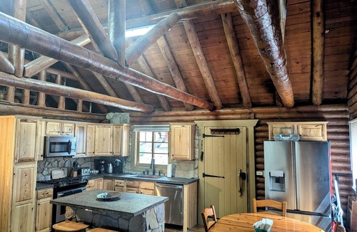 Pine Mountain Club Cabin | Rustic log cabin offering modern conveniences - Pet friendly