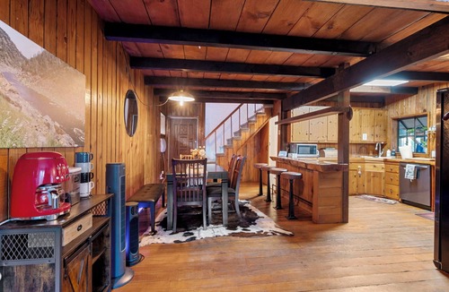 Groveland Cabin | Rustic & Modern Cabin w/Extra Large Deck! Dog Friendly - 35 min to Park!