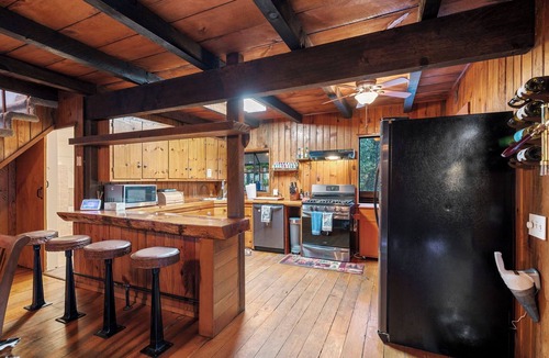 Groveland Cabin | Rustic & Modern Cabin w/Extra Large Deck! Dog Friendly - 35 min to Park!