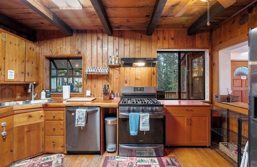 Groveland Cabin | Rustic & Modern Cabin w/Extra Large Deck! Dog Friendly - 35 min to Park!