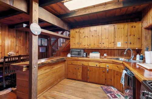 Groveland Cabin | Rustic & Modern Cabin w/Extra Large Deck! Dog Friendly - 35 min to Park!