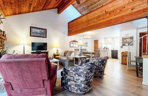 Mammoth Lakes Condo | Rustic Mountain Townhome. Private Gas Grill, Washer/Dryer, On Site Pool