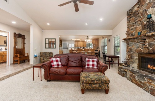 Shaver Lake Cabin | Rustic Pines | Fun Game Cabin in East Village