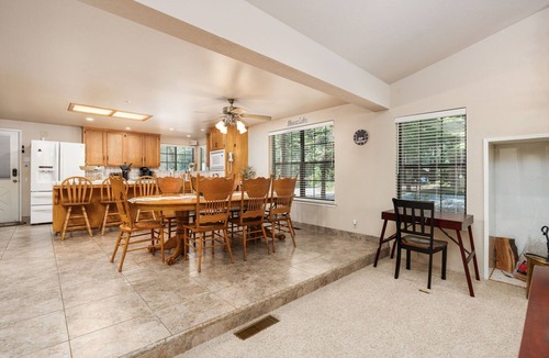 Shaver Lake Cabin | Rustic Pines | Fun Game Cabin in East Village