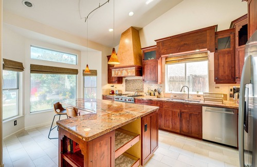 Sacramento House | Sacramento Home w/Fire Pit: 15 Mi to Downtown!