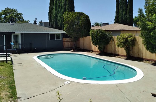 Raisin House | Sambanni Inn "Cozy" large pool and back yard relaxing quite home.