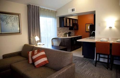 San Bruno Hotel | San Francisco Tour! 2 Spacious Units, Free Breakfast, Full Kitchen, Outdoor Pool