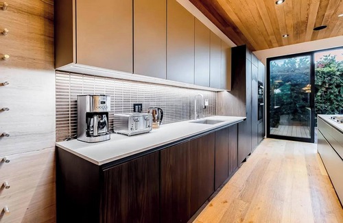 Venice House | Sanborn Villa: Modern Venice Retreat with Rooftop Lounge and Pool