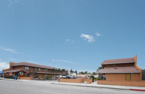 Newhall Hotel | Santa Clarita Motel - Near six Flags Magic Mountain - Valencia