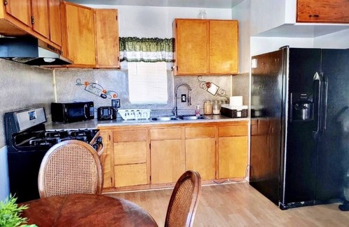 Pico Apartment | Santa Monica Gem