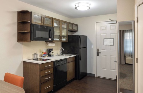 Anaheim Resort Hotel | Say Hi to Mickey! Unit with Full Kitchen Close to Disneyland, Pool!