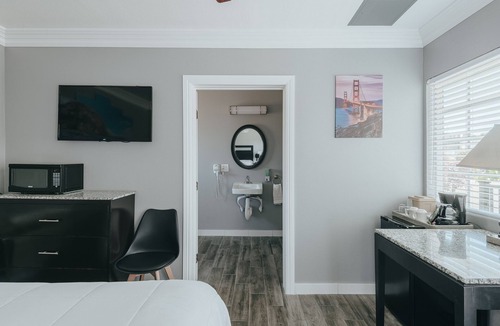 Morro Bay Hotel | Sea Air Inn & Suites - Downtown - Restaurant Row