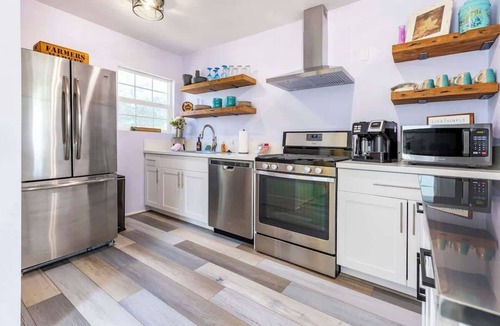 Riverside House | Sea Shell Cottage Near Downtown & UCR