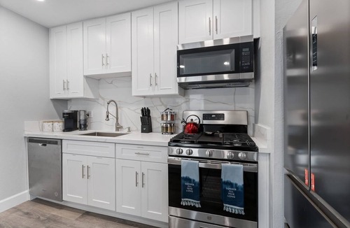 Huntington Beach Condo | Searenity Suite-Peekaboo Ocean view, Near Beach!