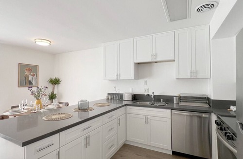Wilshire Montana Apartment | Seaside Escape Steps from Santa Monica Beach