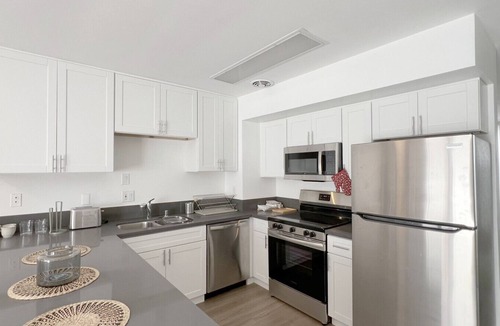 Wilshire Montana Apartment | Seaside Escape Steps from Santa Monica Beach