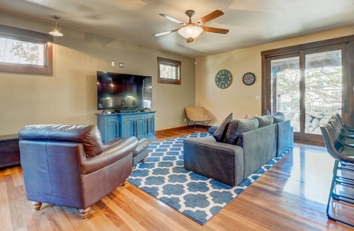 Pla-Vada Woodlands House | Secluded, dog-friendly home with a private hot tub, gas fireplace, washer/dryer