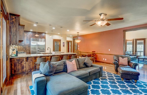 Pla-Vada Woodlands House | Secluded, dog-friendly home with a private hot tub, gas fireplace, washer/dryer