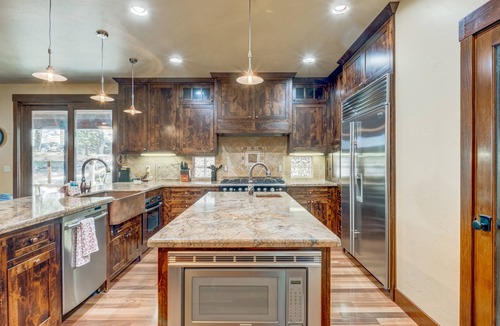 Pla-Vada Woodlands House | Secluded, dog-friendly home with a private hot tub, gas fireplace, washer/dryer