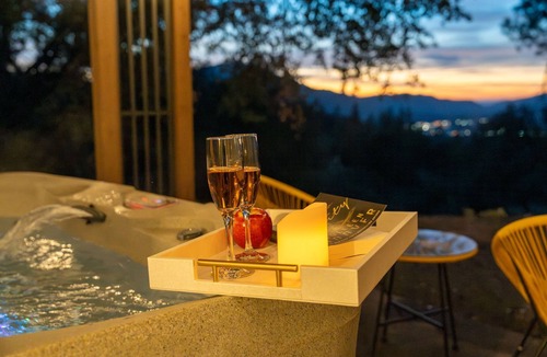 Oakhurst House | Secluded Haven Views -Spa/Arcade/EV charger near Yosemite