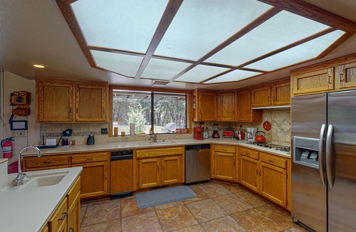 Ahwahnee House | Secluded home near Yosemite & Bass Lake with private hot tub & mountain views