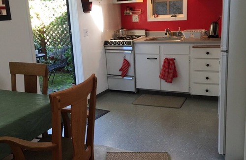 College Terrace Cottage | Secluded stand alone cottage 1/2 block from Stanford Campus