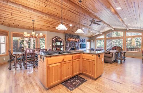 Carnelian Bay House | Secret Garden Lodge - 4BR Walking Distance to the Lake, Hot Tub, Close to Ski Resorts!