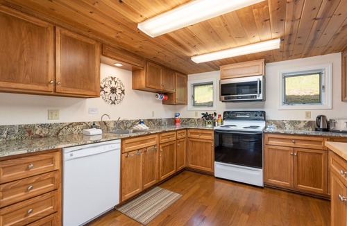 Yosemite Forks House | Selah Cabin- Dog Friendly/BBQ/Level 2 EV Charger