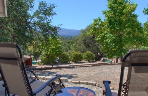 Yosemite Forks House | Selah Cabin- Dog Friendly/BBQ/Level 2 EV Charger