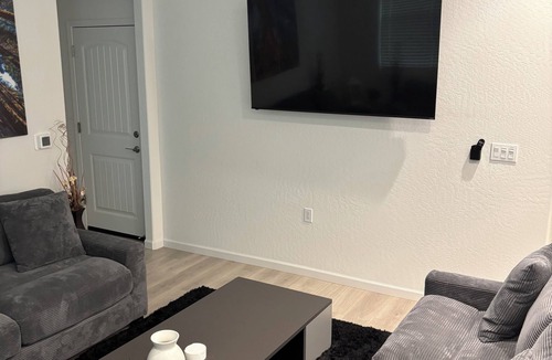 Visalia House | Sequoia Arcade House - New Build - Sleeps 10