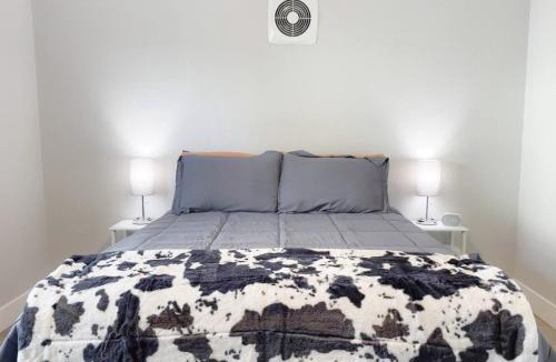 Visalia House | Sequoia Living Pet Friendly with Fenced Yard