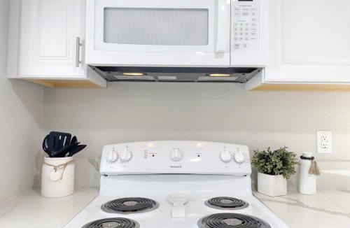 Visalia House | Sequoia Living Pet Friendly with Fenced Yard