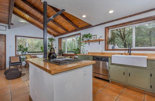 Three Rivers House | Sequoia TREE HOUSE light andbright