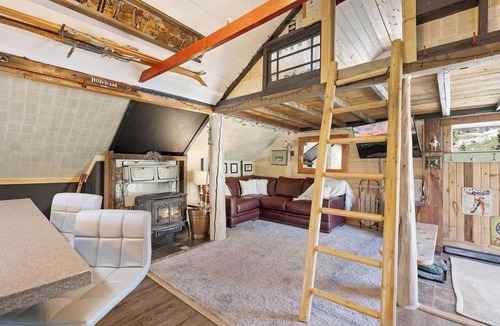 Donner Cabin | Serene 1-bedroom with large loft cabin at Donner Summit- steps from ski resorts