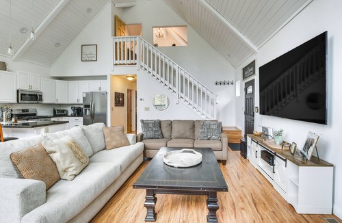 Big Bear City Cabin | Serene Big Bear Retreat w/Hot Tub + Game Room!