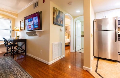 Ridgecrest Apartment | Serene Business-Friendly Getaway ~ ♛Queen Bed, Pkg