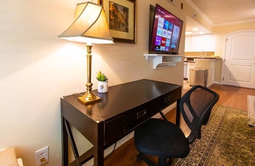 Ridgecrest Apartment | Serene Business-Friendly Getaway ~ ♛Queen Bed, Pkg