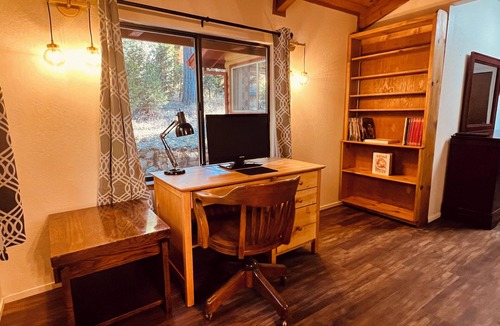 Arnold House | Serene cabin w/fast WiFi, central AC, and office nook