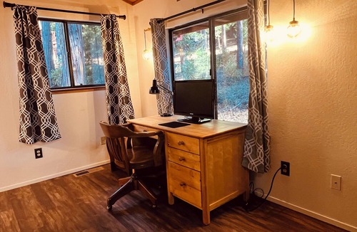 Arnold House | Serene cabin w/fast WiFi, central AC, and office nook