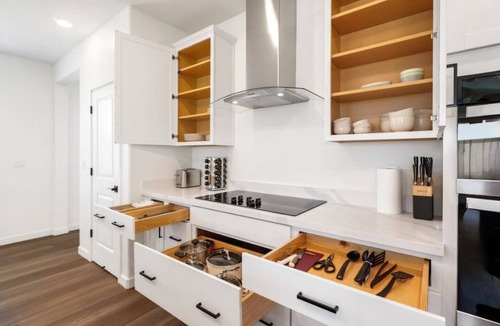 Elk Grove Hotel | Serene Modern Home · Calm & Cozy