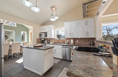 Groveland House | Serene Mountain Estate Near Yosemite –7BR Spacious, Game Room, Hot Tub.