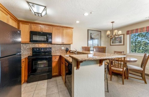 Tahoe Village Apartment | Serene Resort w/15 Hot Tubs Near Heavenly Mountain – Soak in Mountain Views