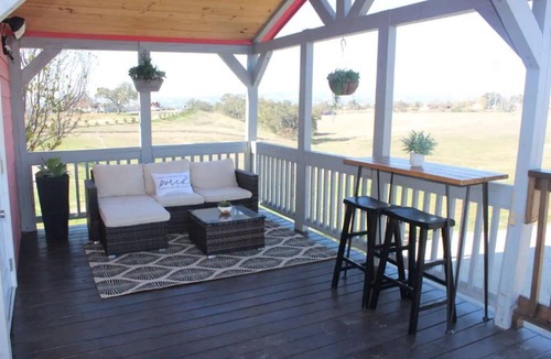 Templeton House | Serene Vineyard Getaway Private Deck, Sunset Views, Pickleball & Near Downtown