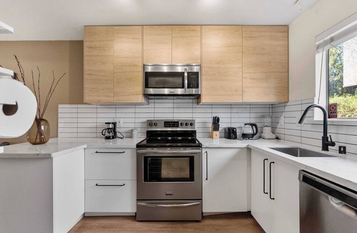 Redwood City House | Serenity Home on Oak Ave｜WFH Ready｜Workspace+WiFi｜Pet-Friendly #42525