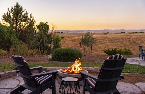 Paso Robles House | Serenity Vista Retreat-sleeps 8|EV|sauna|Hot Tub