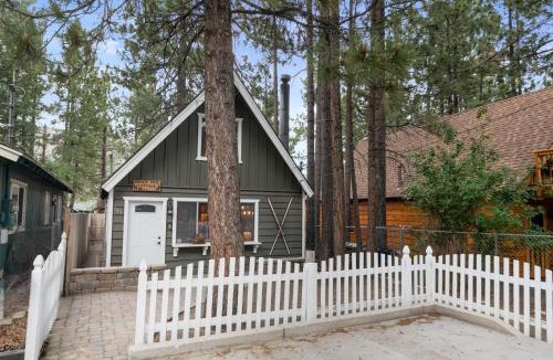 Big Bear House | Shady Pine Cottage - This adorable cabin is the perfect getaway for your next stop in the mountains!