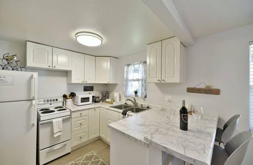 Mount Shasta Cottage | Shasta Bella - Darling downtown 1-br cottage.